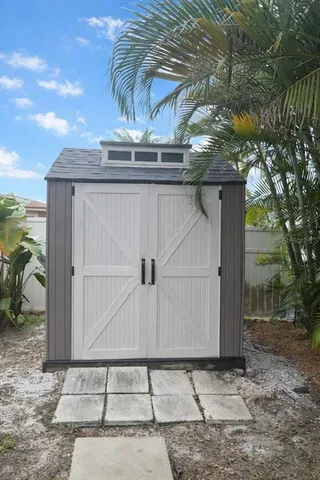 a view of a entrance gate of the house