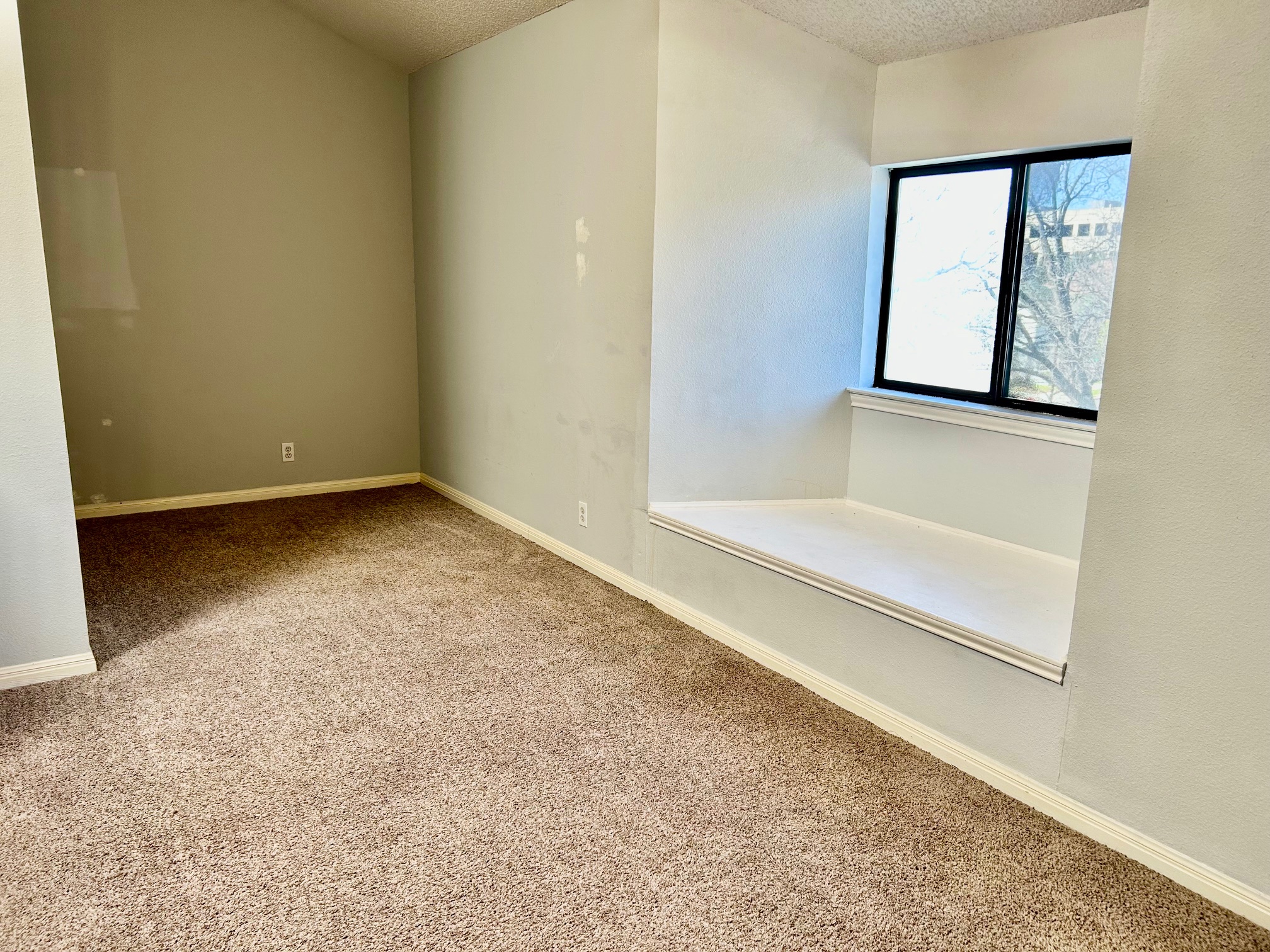 502 West 17th Street, Unit K Austin, TX 78701 - Photo 16 of 18 an empty room with a window