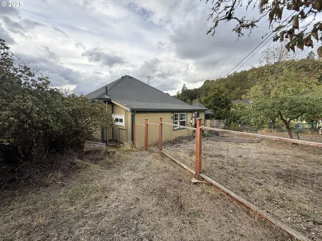 $349,000 | 725 Northeast Denver Street, Roseburg, OR 97470
