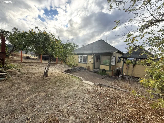 $349,000 | 725 Northeast Denver Street, Roseburg, OR 97470
