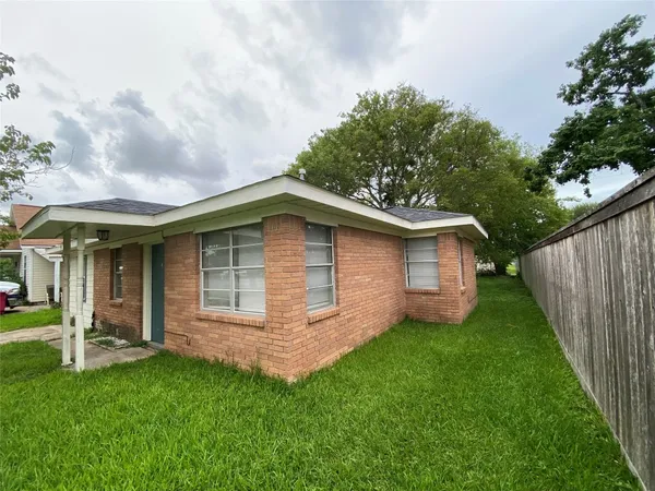 $1,250 | 612 North Avenue B, Freeport, TX 77541