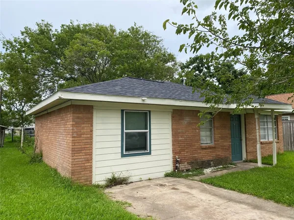 $1,250 | 612 North Avenue B, Freeport, TX 77541