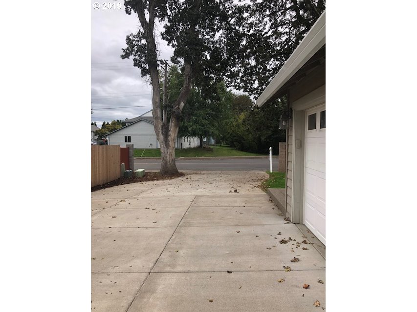 1099 Anderson Lane Springfield, OR 97477 - Photo 2 of 32