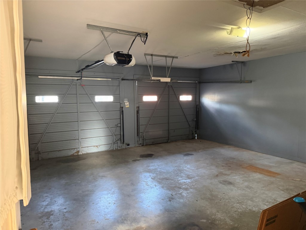 11311 Hunters Lane Austin, TX 78753 - Photo 31 of 31 2-car garage