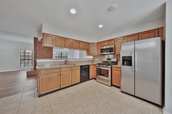$2,300 | 198 North Village Knoll Circle, The Woodlands, TX 77381