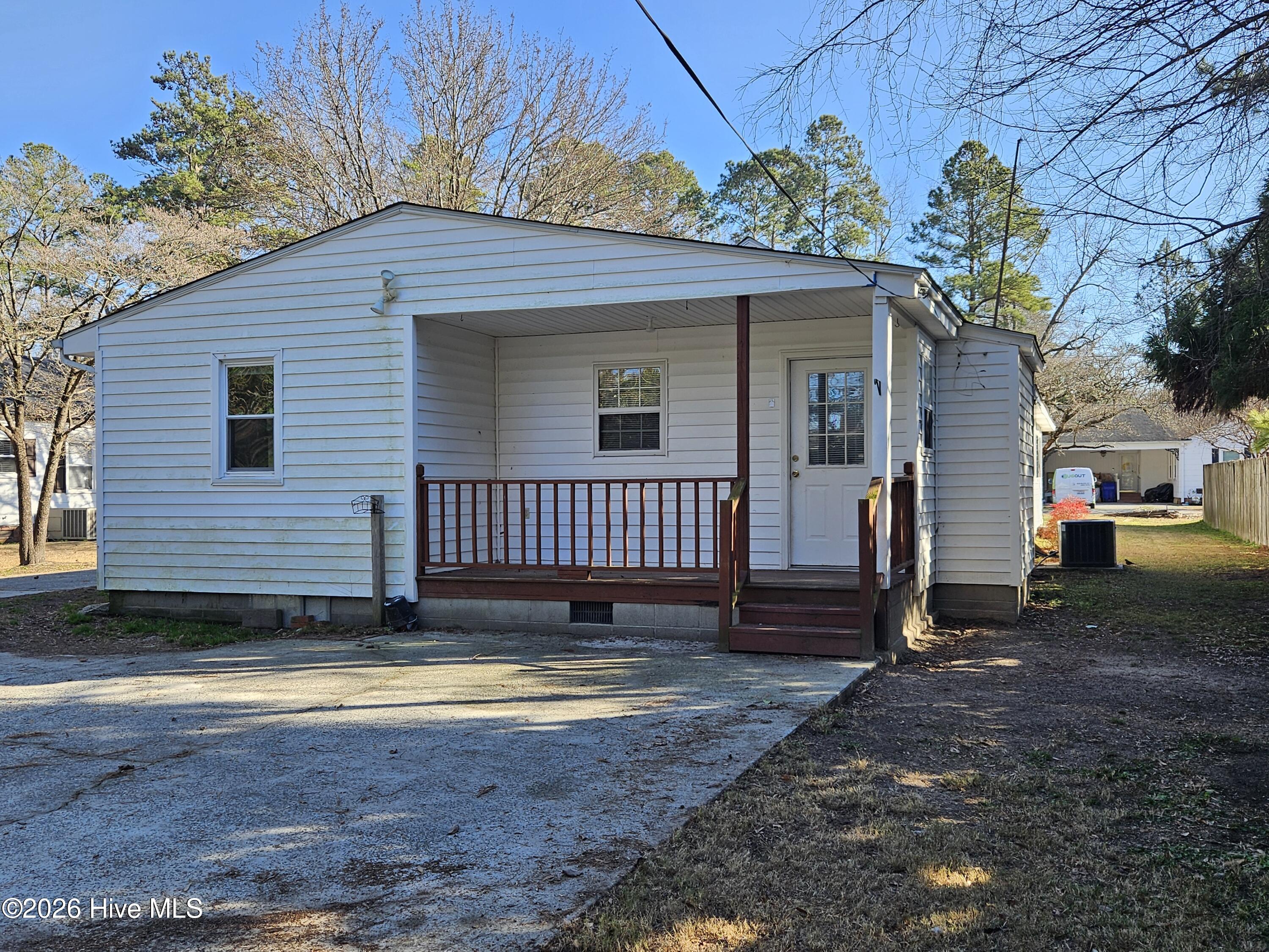 511 Balsey Street Clinton, NC 28328 - Photo 5 of 25 511 Balsey Street 4