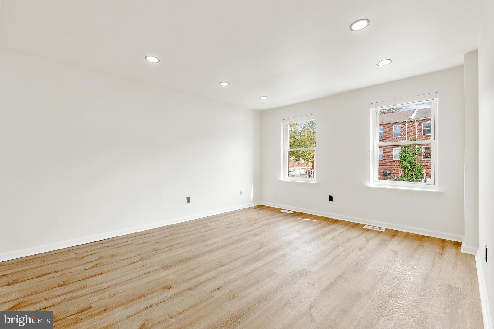 12084 Abby Road Philadelphia, PA 19154 - Photo 4 of 39 1st Floor Living Room