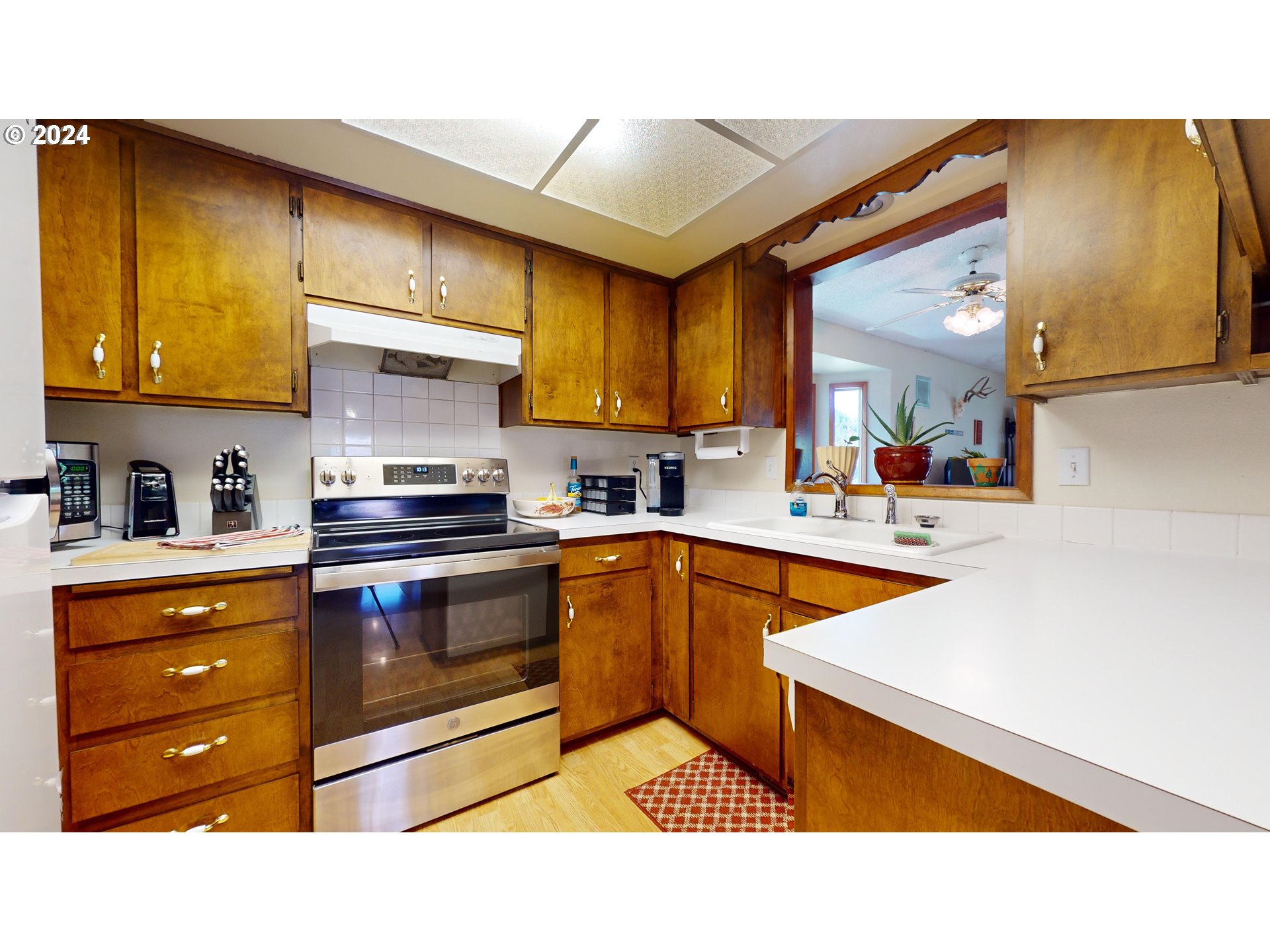 312 70th Street Springfield, OR 97478 - Photo 11 of 42 Kitchen