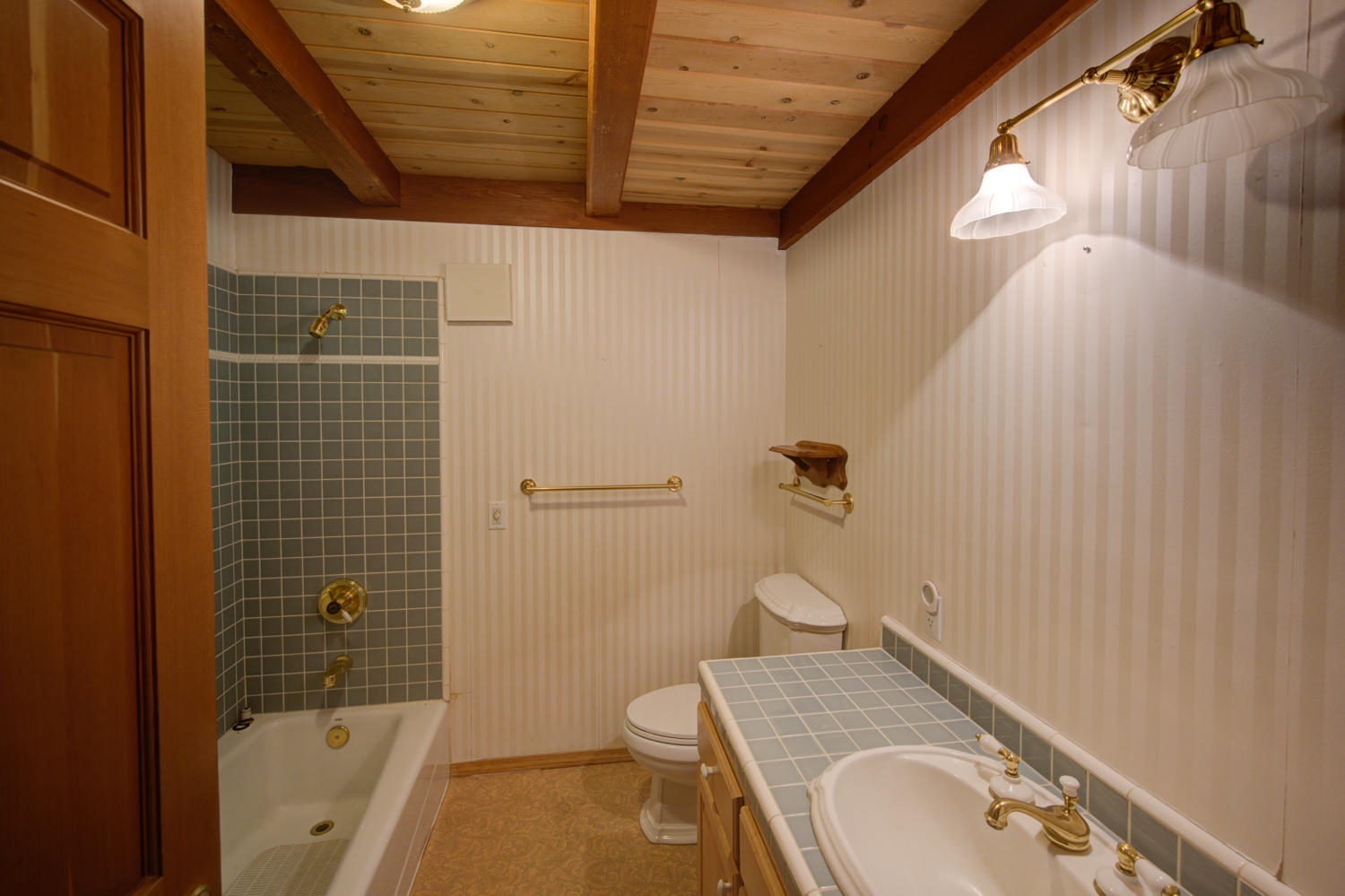 22052 Banff Drive Bend, OR 97702 - Photo 20 of 31 20_bath