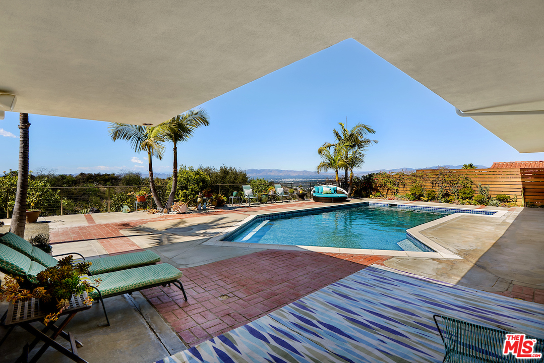 14673 Deervale Place Sherman Oaks, CA 91403 - Photo 20 of 25 a view of a swimming pool with lounge chair