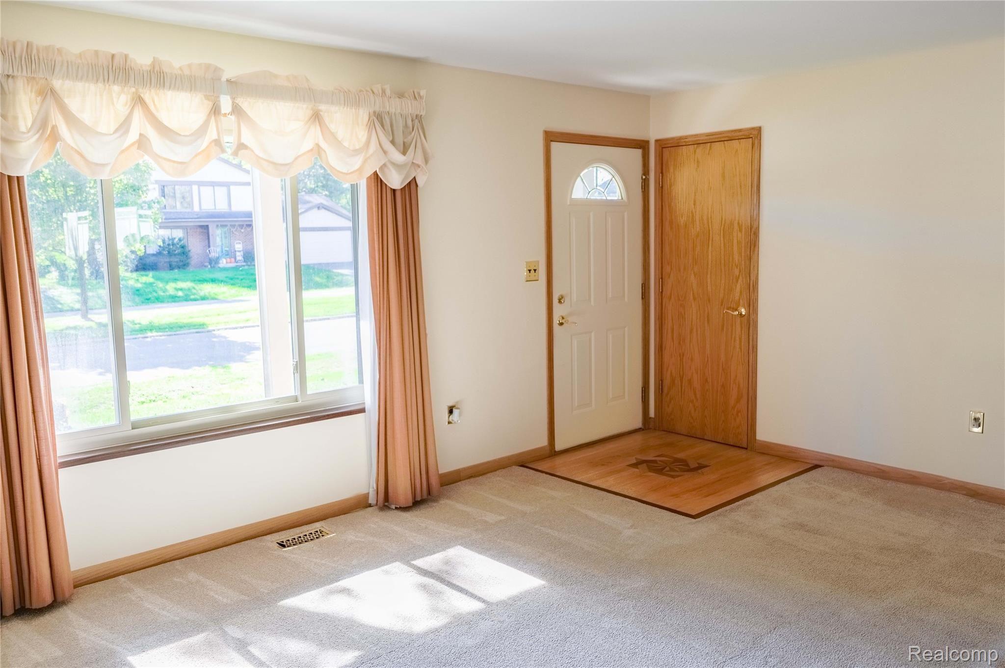 40440 Village Wood Road Novi, MI 48375 - Photo 5 of 27 Foyer.jpg