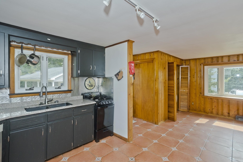 492 Morgan Road West Springfield, MA 01089 - Photo 11 of 31