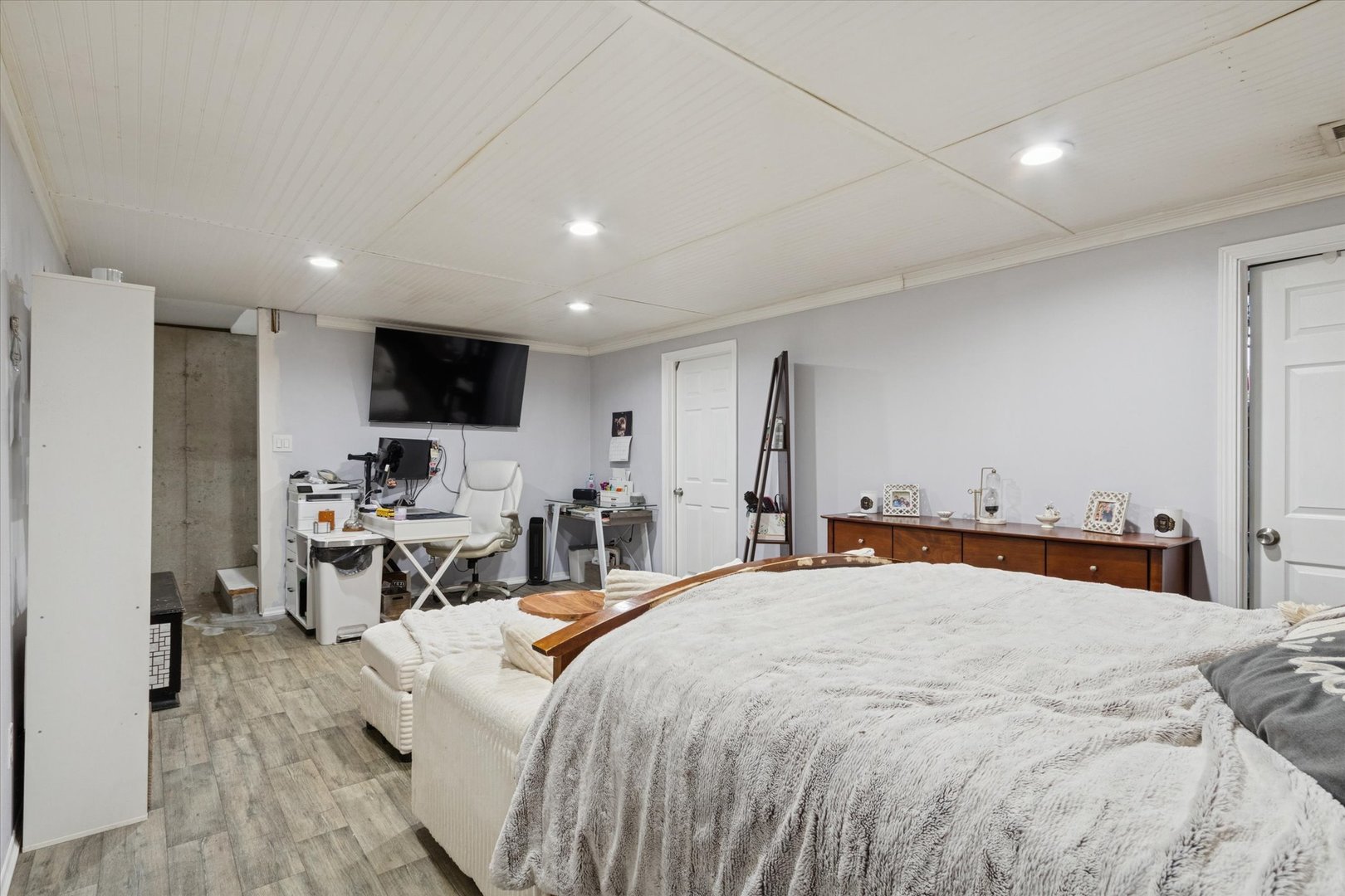 549 Bayfield Road Rockton, IL 61073 - Photo 29 of 42 a bed room with a bed and a television