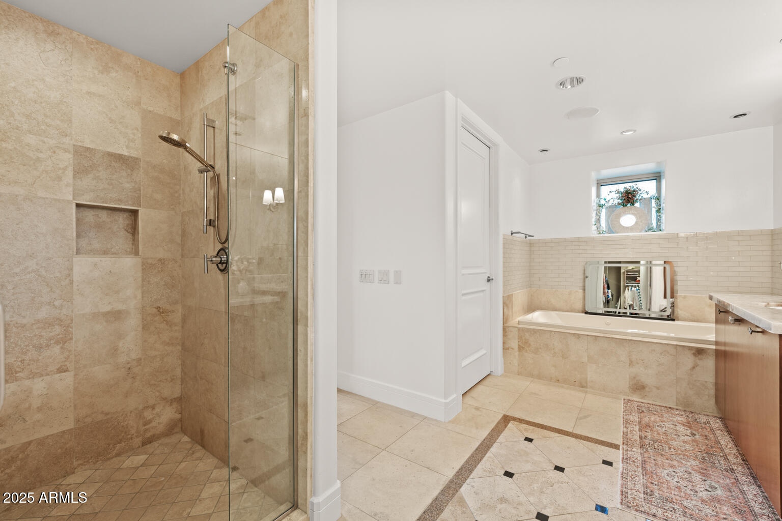 2402 East Esplanade Lane, Unit 204 Phoenix, AZ 85016 - Photo 29 of 43 Primary Bathroom