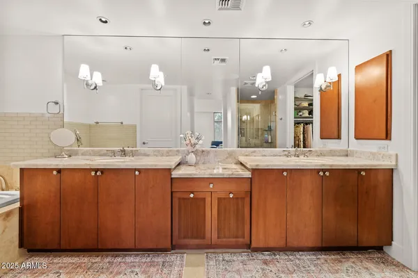 $1,195,000 | 2402 East Esplanade Lane, Unit 204, Phoenix, AZ 85016