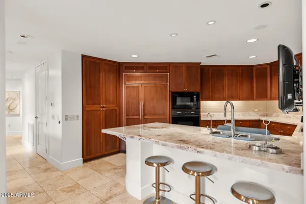 $1,195,000 | 2402 East Esplanade Lane, Unit 204, Phoenix, AZ 85016