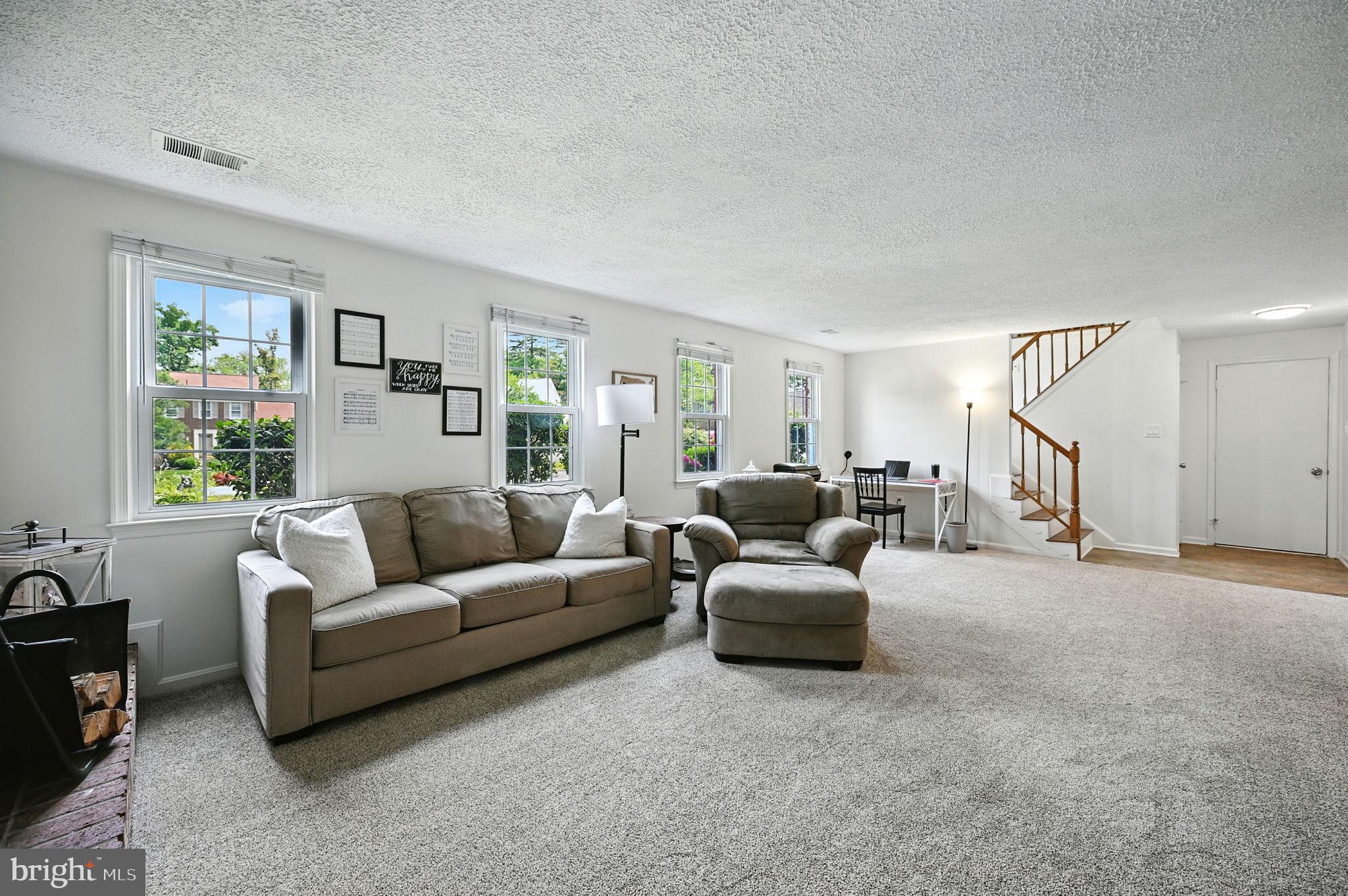 8923 Renshaw Court Springfield, VA 22153 - Photo 5 of 38 a living room with furniture and a window