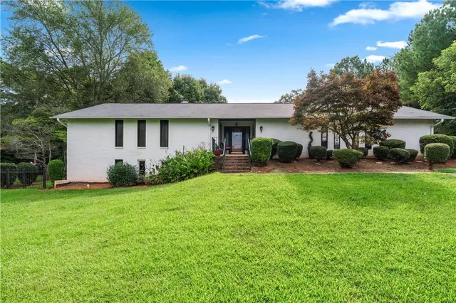 a view of a house with backyard and garden