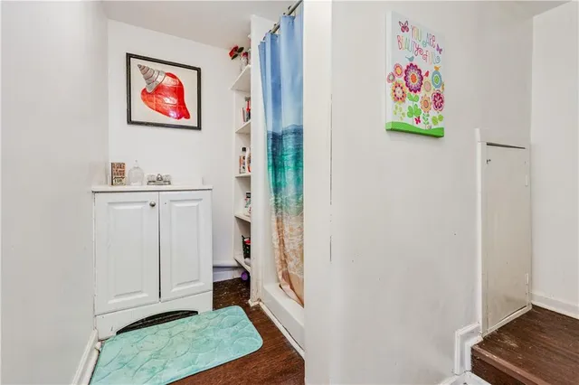 a view of a house with backyard and garden