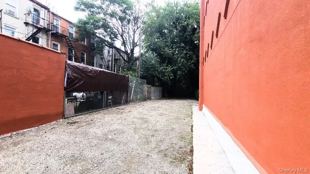 a view of a backyard