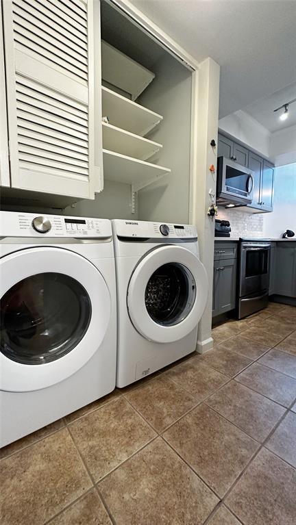 18240 Midway Road, Unit 104 Dallas, TX 75287 - Photo 19 of 22 a utility room with dryer and washer