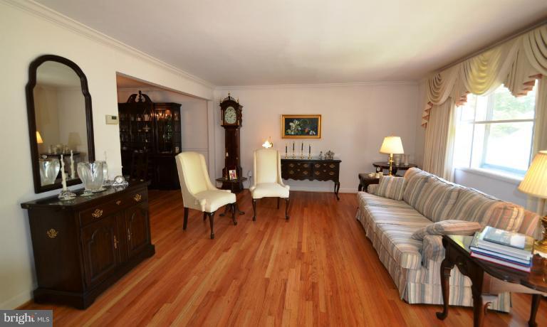 1612 Templeton Road Towson, MD 21204 - Photo 4 of 27 Living Room