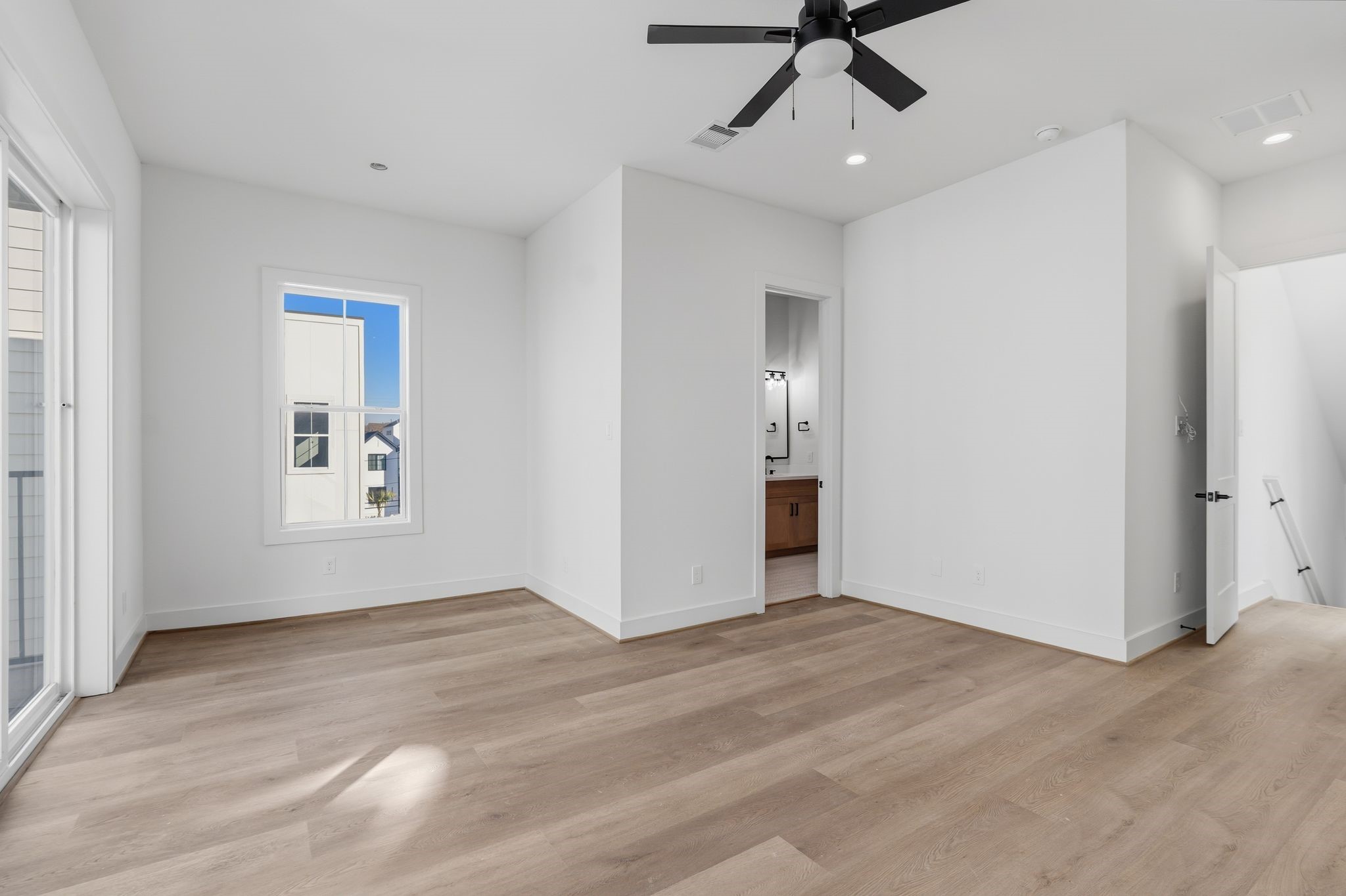 1140 West 16th Street Houston, TX 77008 - Photo 22 of 23 an empty room with fan and windows