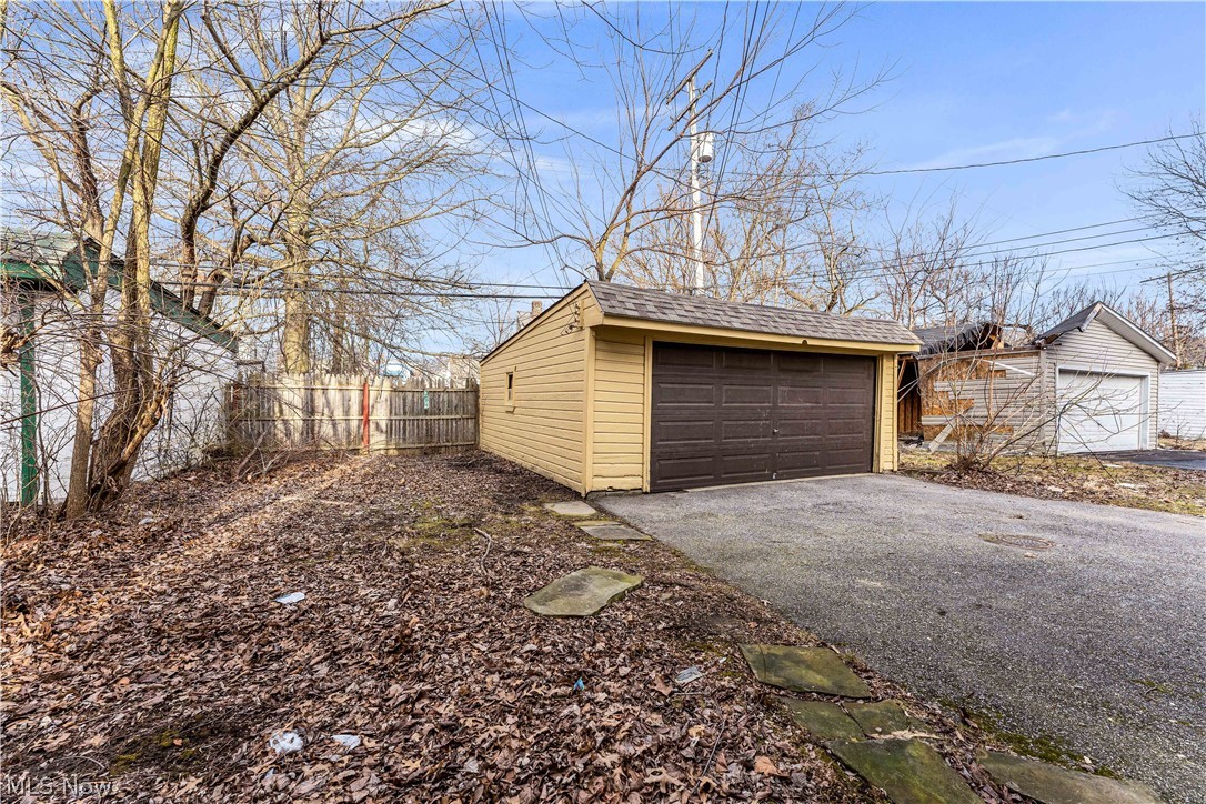 860 Greyton Road Cleveland Heights, OH 44112 - Photo 6 of 31 View of garage