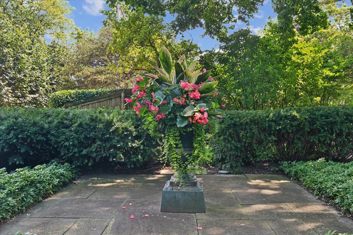 999 Hill Road Winnetka, IL 60093 - Photo 13 of 52 a picture of flowers