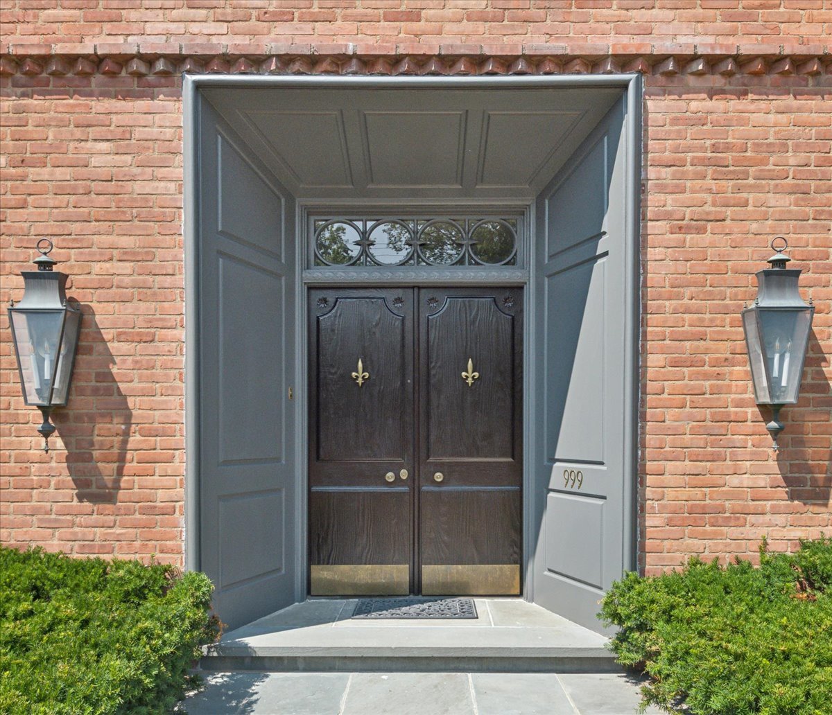999 Hill Road Winnetka, IL 60093 - Photo 2 of 52 a view of entryway with a bath tub