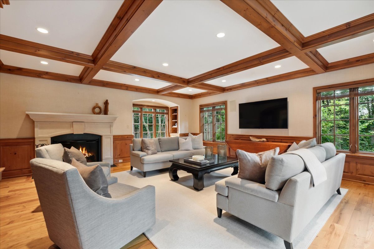 999 Hill Road Winnetka, IL 60093 - Photo 22 of 52 a living room with furniture and a flat screen tv