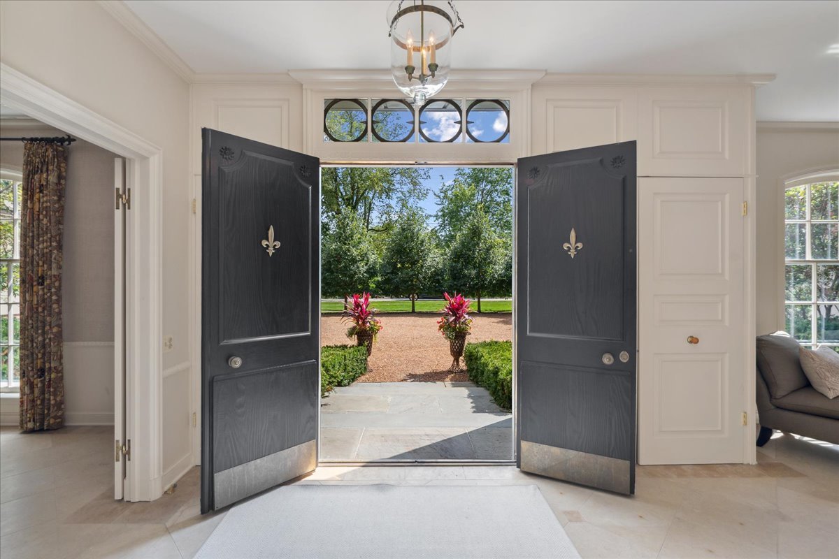 999 Hill Road Winnetka, IL 60093 - Photo 3 of 52