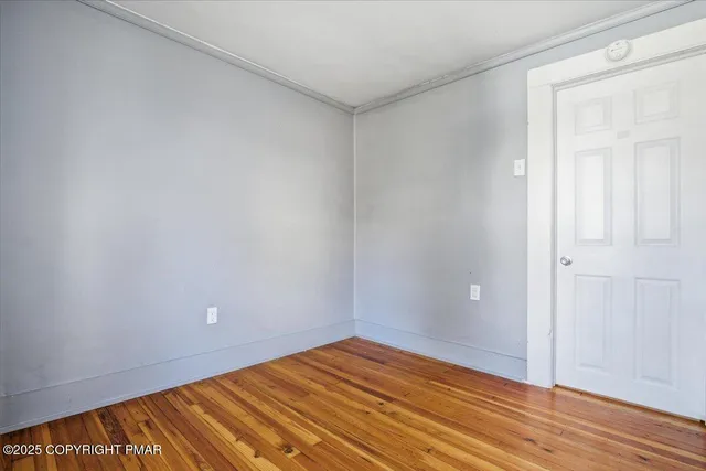 a picture of a wall with a bench