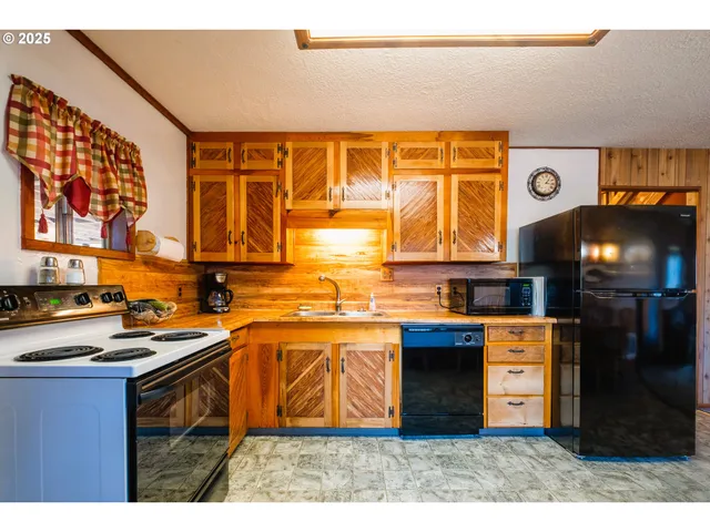 $755,000 | 33520 Cape Kiwanda Drive, Pacific City, OR 97135