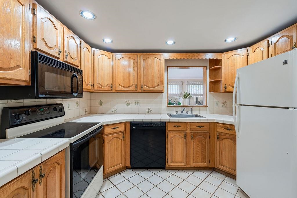 2 Harding Road Portsmouth, NH 03801 - Photo 4 of 39