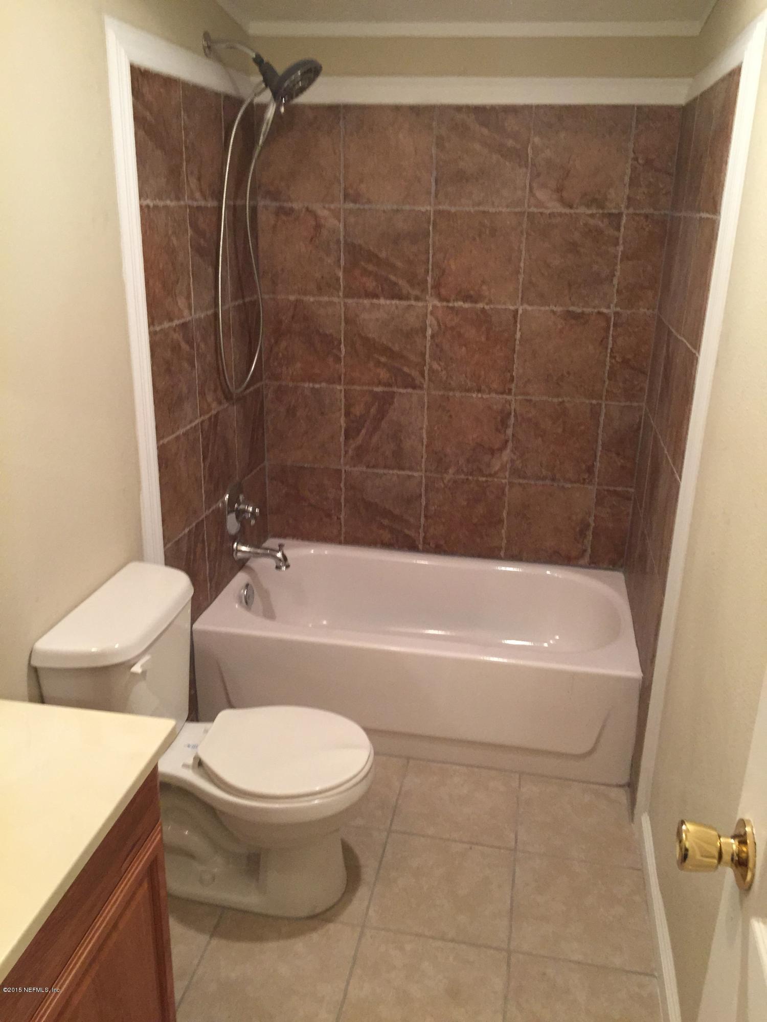4653 Calendula Avenue Middleburg, FL 32068 - Photo 39 of 50 a bathroom with a toilet and a bathtub