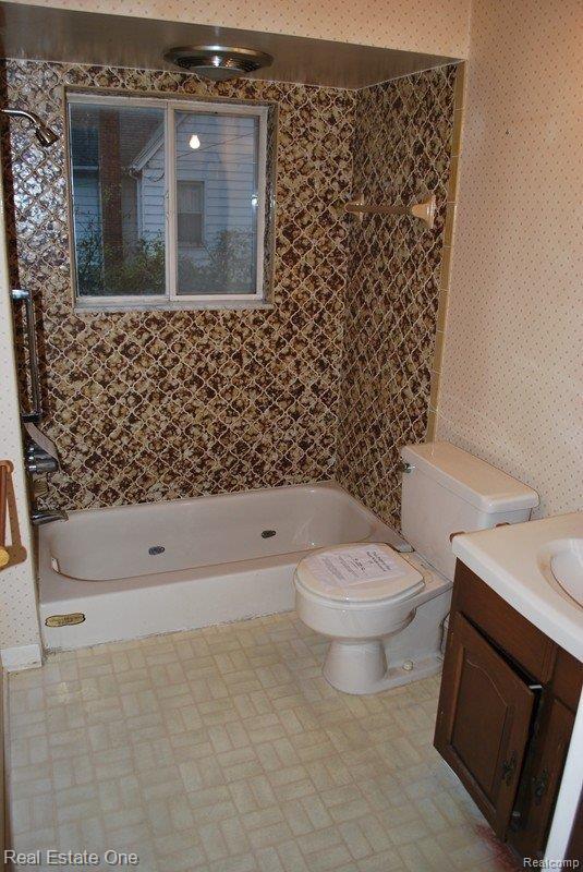 3071 Devondale Road Rochester, MI 48309 - Photo 21 of 25 1st Floor Bath