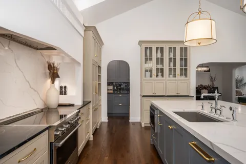 $999,000 | 6529 North Ponchartrain Boulevard, Chicago, IL 60646