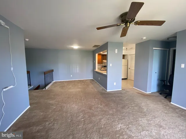 a view of empty room with a ceiling fan