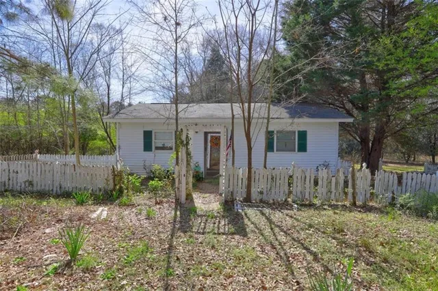 a view of a house with a yard