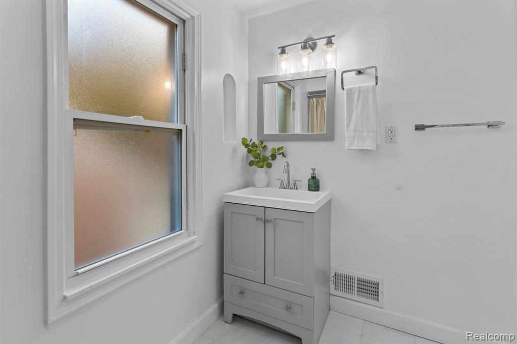 15043 Greenview Road Detroit, MI 48223 - Photo 20 of 41