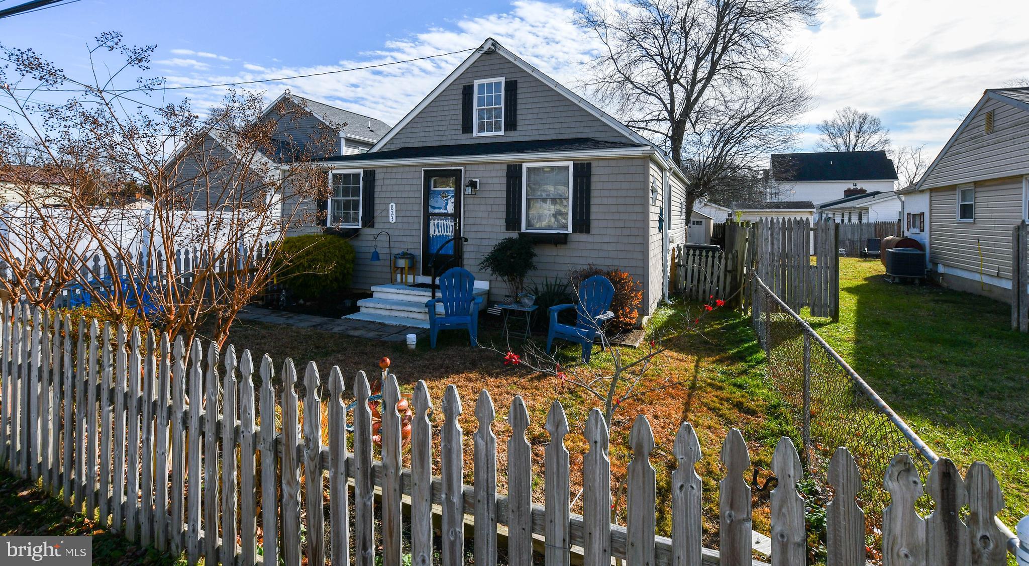 823 Selby Boulevard Edgewater, MD 21037 - Photo 4 of 40 a front view of a house with garden