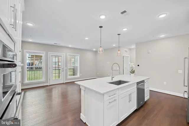 $699,900 | 210 Decoverly Drive, Unit 106, Gaithersburg, MD 20878