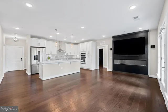 $699,900 | 210 Decoverly Drive, Unit 106, Gaithersburg, MD 20878