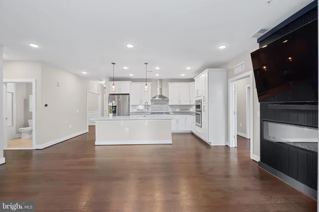 $699,900 | 210 Decoverly Drive, Unit 106, Gaithersburg, MD 20878