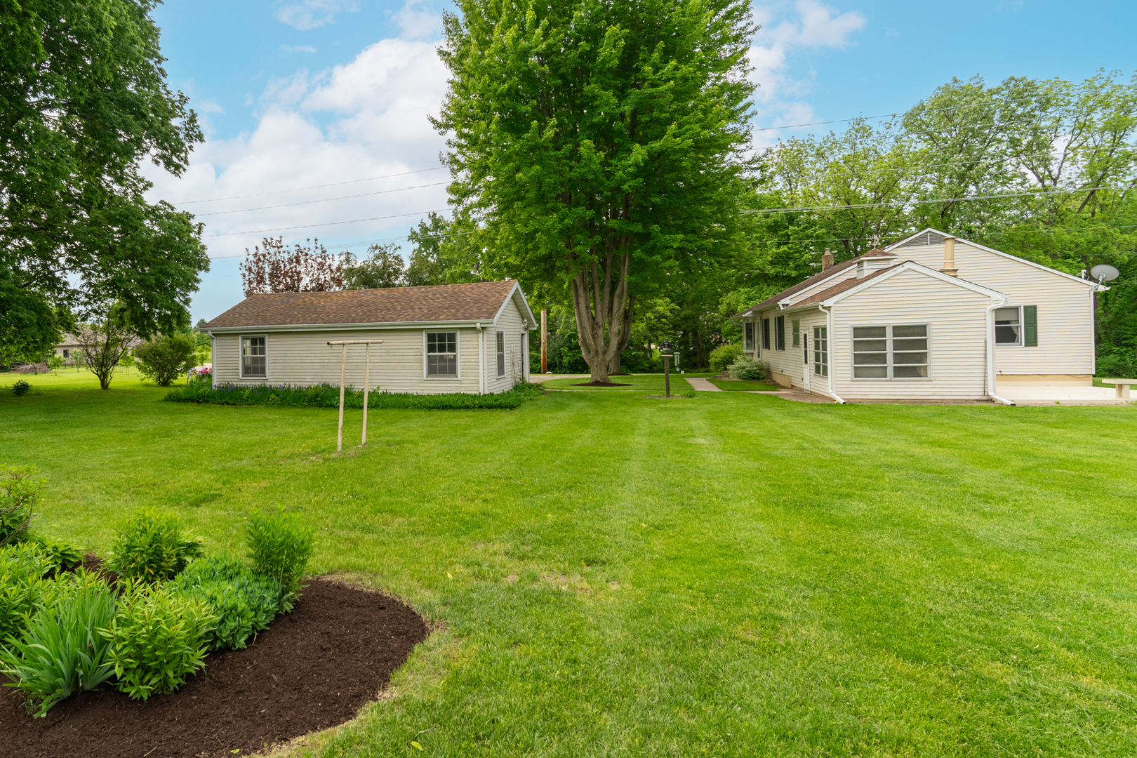 698 North 2853rd Road LaSalle, IL 61301 - Photo 8 of 39 a front view of a house with a garden