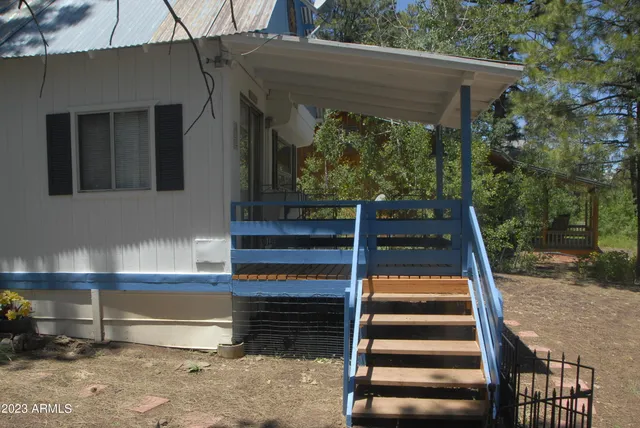 a view of entryway with a front door
