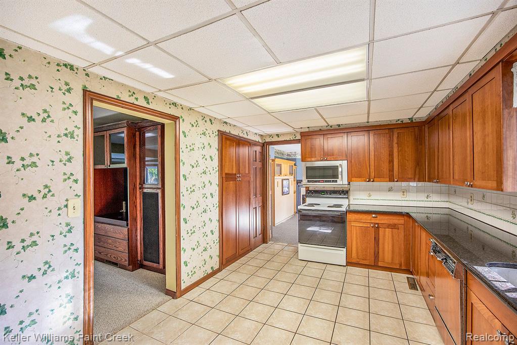 3021 Avon Manor Road Rochester Hills, MI 48307 - Photo 5 of 36