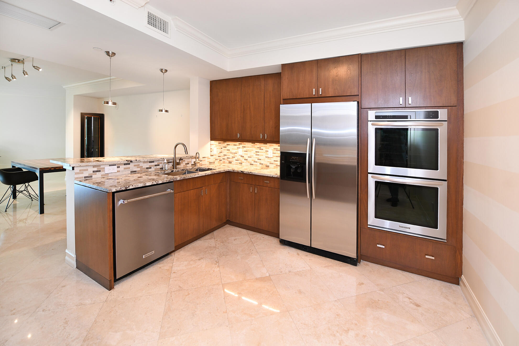 550 Southeast Mizner Boulevard, Unit B206 Boca Raton, FL 33432 - Photo 11 of 37 Kitchen