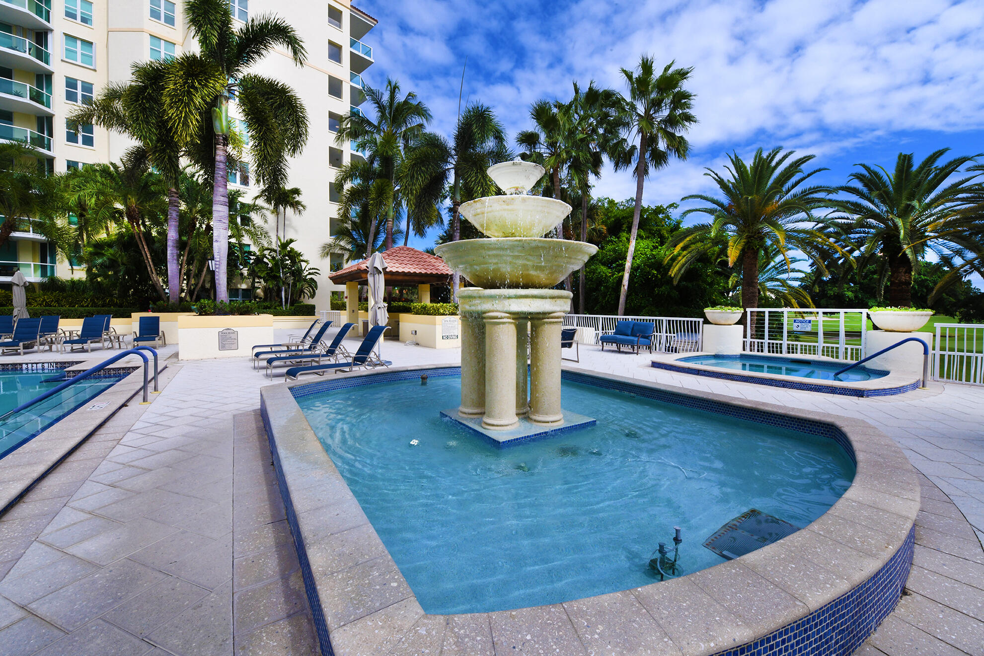 550 Southeast Mizner Boulevard, Unit B206 Boca Raton, FL 33432 - Photo 27 of 37 Pool Deck